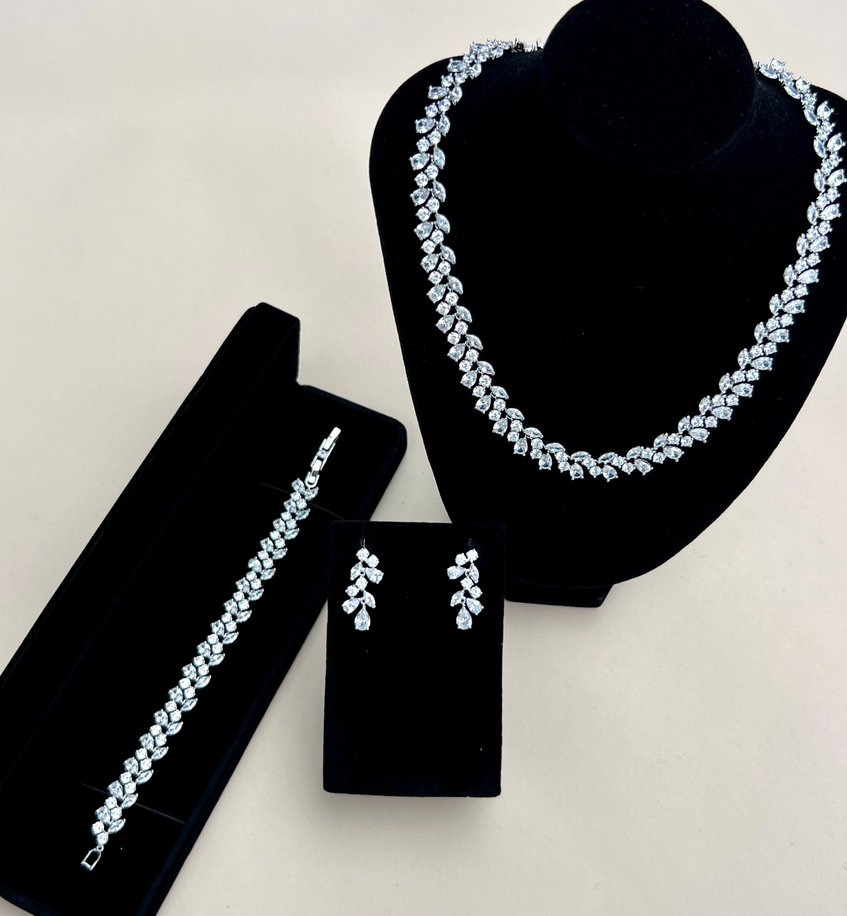 SERENA - Simulated Diamonds Jewelry Set