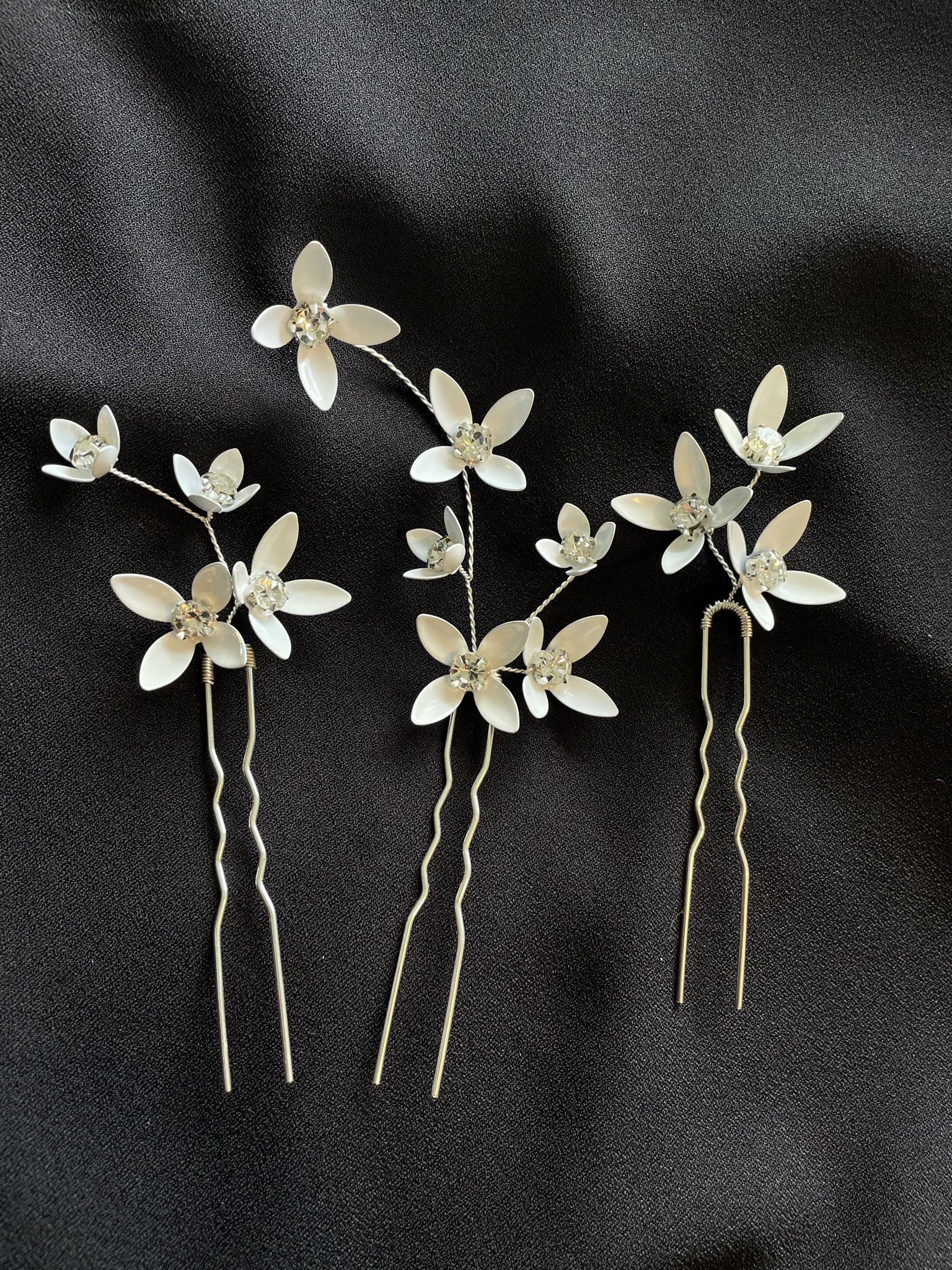 PENELOPE - White Flowers Three-Piece Hair Pin Set